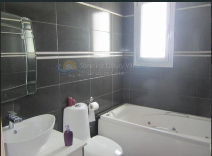 Image No.20-Maison / Villa de 4 chambres à vendre à Dromolaxia