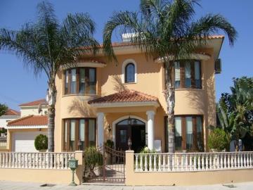 Maison / Villa de 4 chambres à vendre à Oroklini