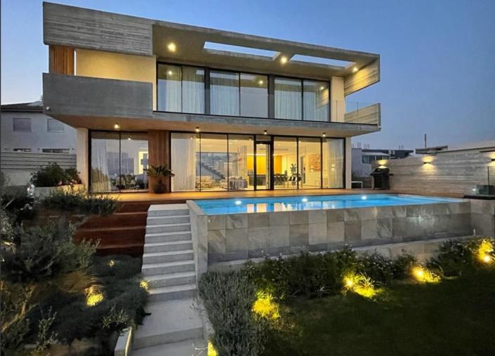 Image No.1-4 Bed Villa for sale