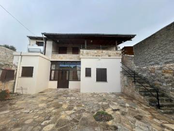 1 - Anogyra, Maison