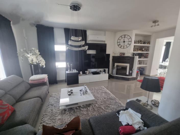 Image No.2-Maison / Villa de 5 chambres à vendre à Aradippou