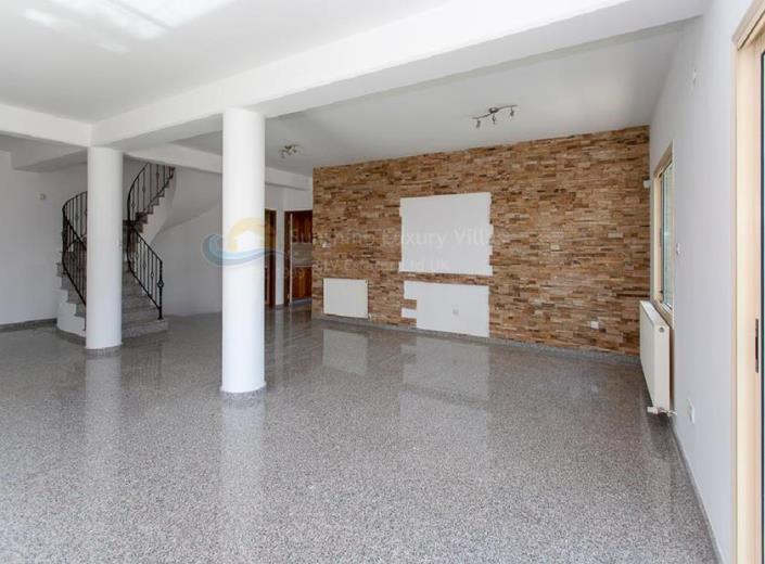 Image No.2-Commercial de 8 chambres à vendre à Limassol