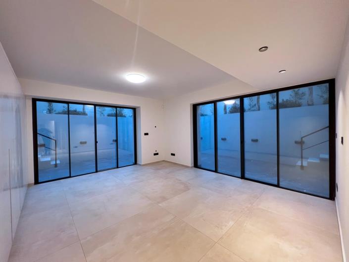 Image No.8-7 Bed Villa for sale