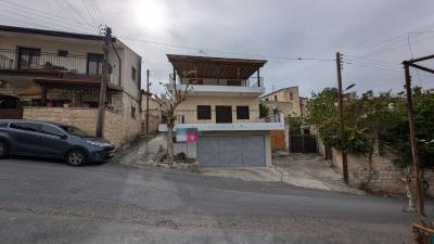 1 - Dora, Villa
