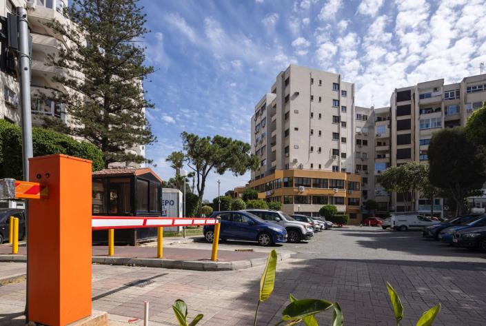 Image No.1-4 Bed Commercial for sale