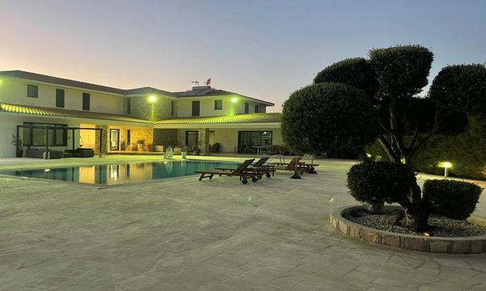 Image No.1-8 Bed Villa for sale