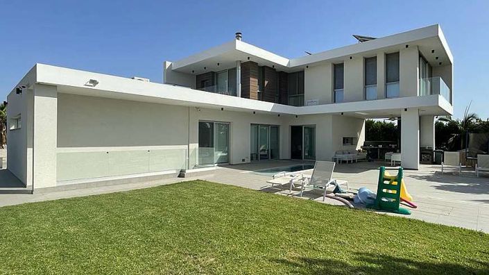 Image No.2-Villa de 6 chambres à vendre à Larnaca