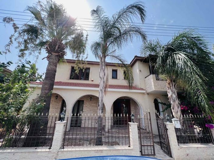 Image No.1-4 Bed Villa for sale