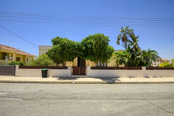Image No.1-Bungalow de 6 chambres à vendre à Deryneia
