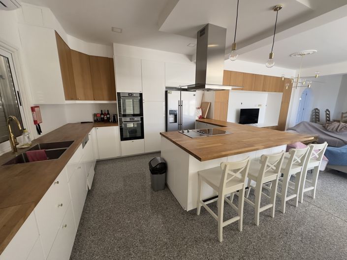 Image No.2-6 Bed Villa for sale