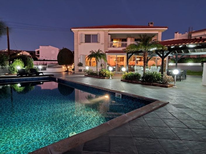 Image No.1-6 Bed Villa for sale