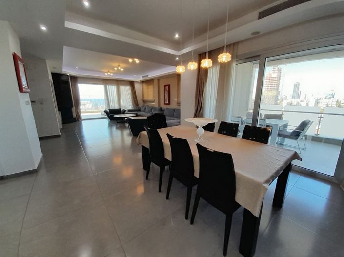 Image No.8-4 Bed Property for sale