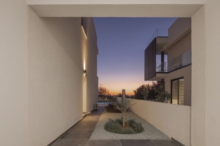 Image No.2-4 Bed Villa for sale