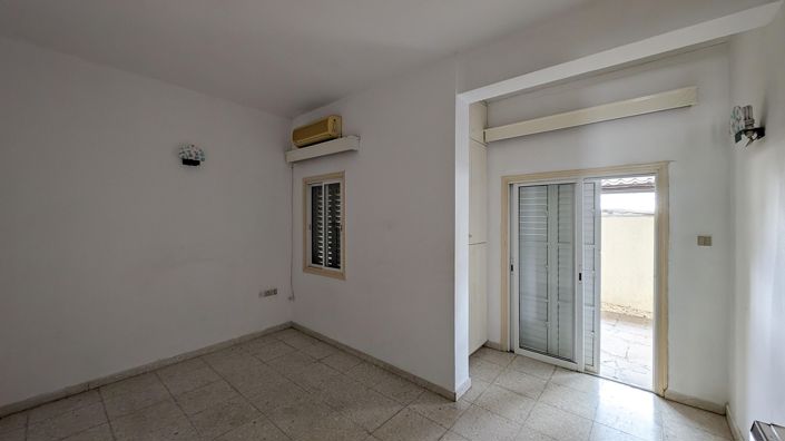 Image No.10-5 Bed Property for sale