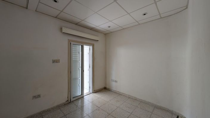 Image No.12-5 Bed Property for sale