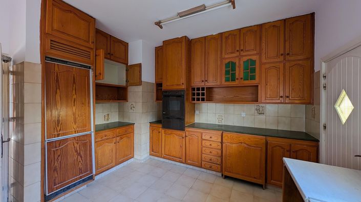 Image No.10-7 Bed Property for sale