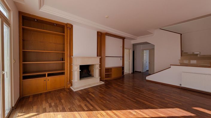 Image No.11-7 Bed Property for sale