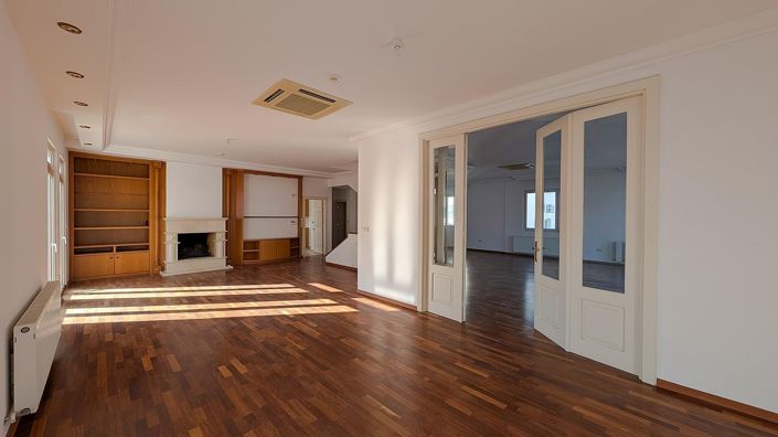 Image No.12-7 Bed Property for sale