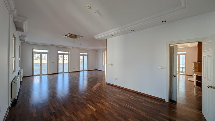 Image No.13-7 Bed Property for sale