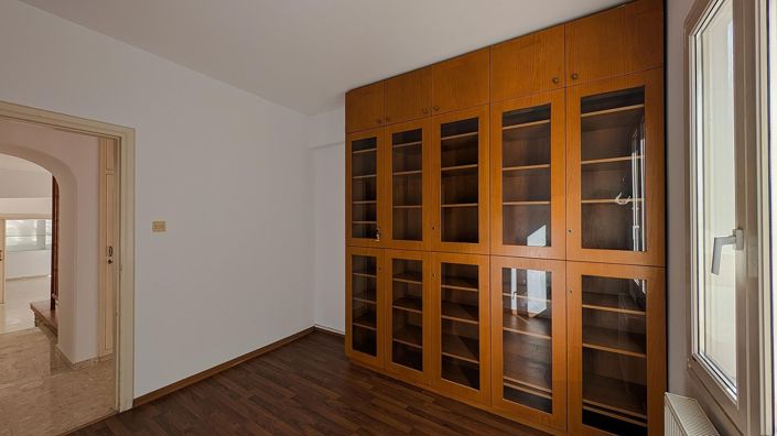 Image No.15-7 Bed Property for sale