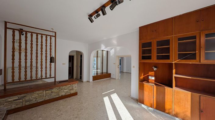 Image No.16-7 Bed Property for sale