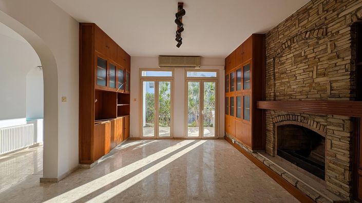 Image No.17-7 Bed Property for sale