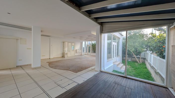 Image No.20-7 Bed Property for sale