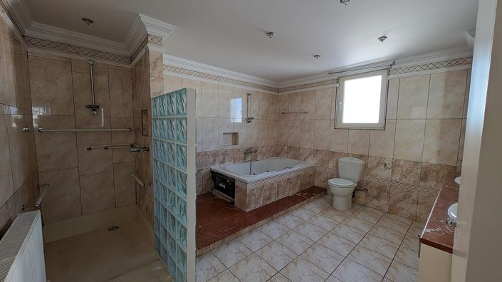 Image No.23-7 Bed Property for sale