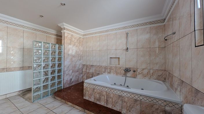 Image No.24-7 Bed Property for sale