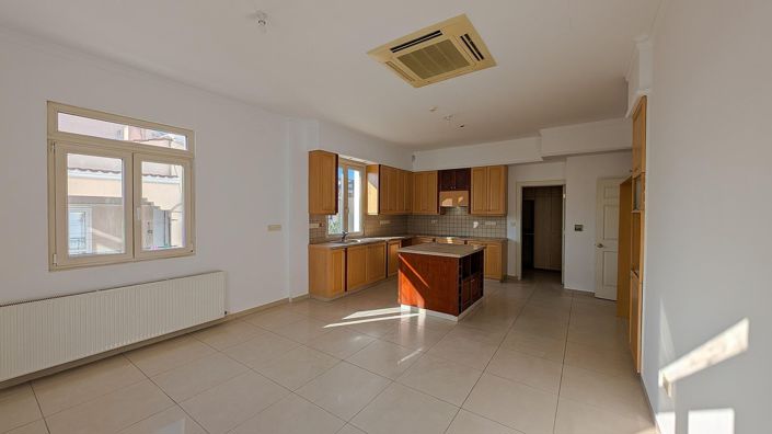 Image No.25-7 Bed Property for sale