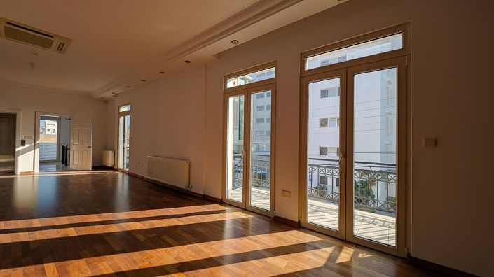 Image No.27-7 Bed Property for sale