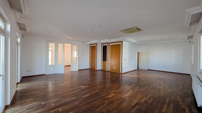 Image No.28-7 Bed Property for sale