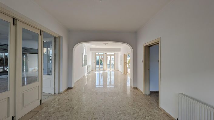 Image No.5-7 Bed Property for sale