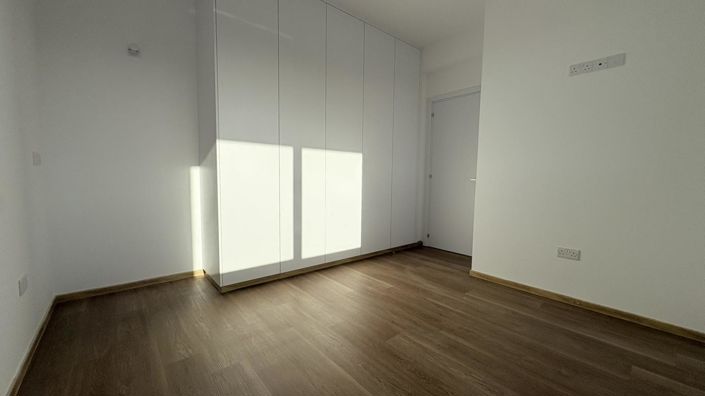 Image No.10-2 Bed Property for sale