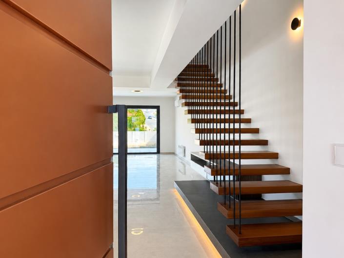 Image No.2-4 Bed House for sale