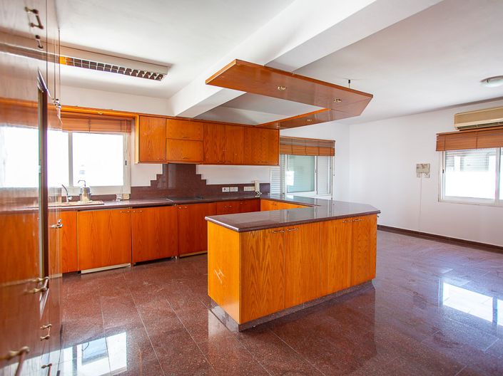 Image No.8-4 Bed Property for sale