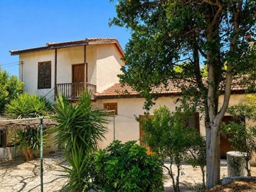 1 - Dora, Villa