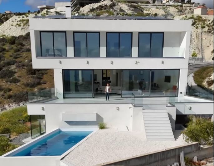 Image No.2-8 Bed Villa for sale