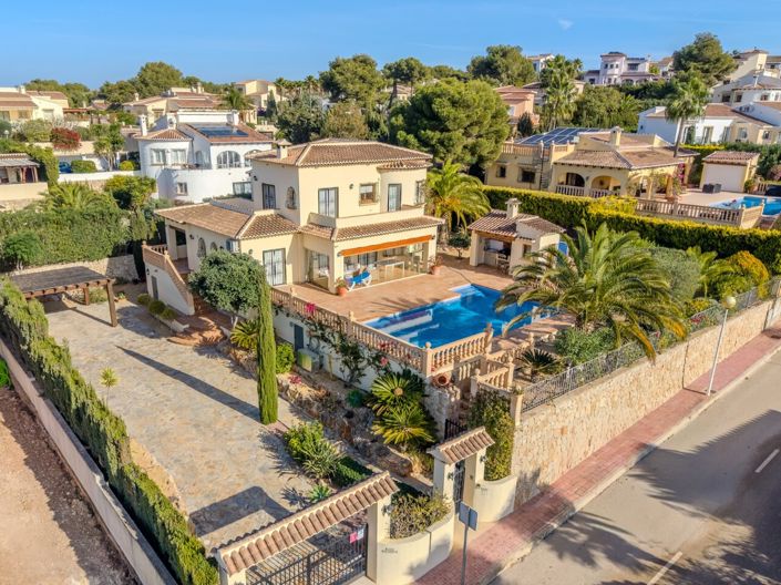 Image No.1-4 Bed Villa for sale