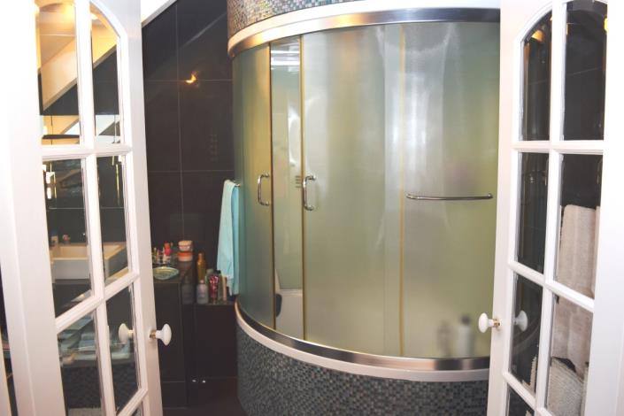 Image No.18-6 Bed House for sale