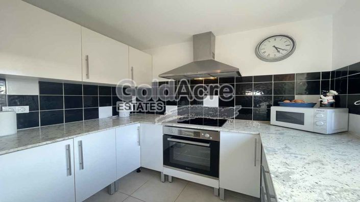 Image No.4-4 Bed Property for sale