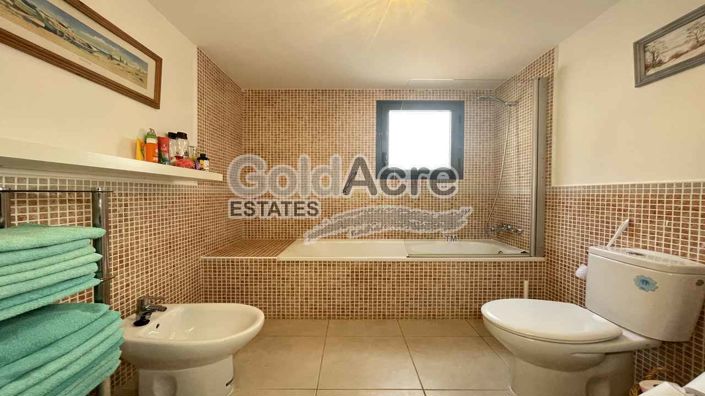 Image No.8-4 Bed Property for sale