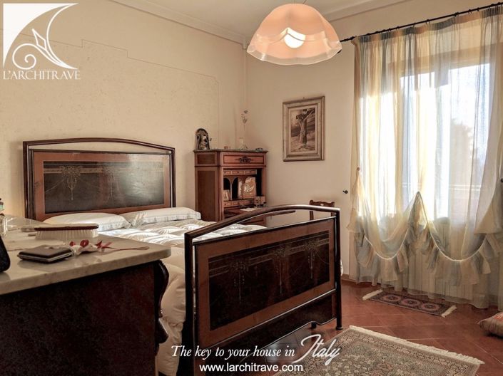 Image No.10-8 Bed House for sale