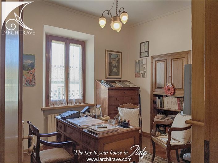 Image No.8-8 Bed House for sale