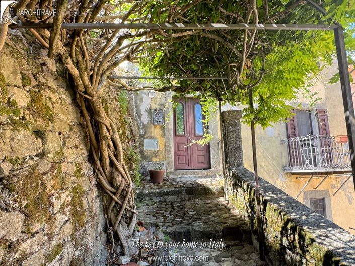 Image No.1-4 Bed House for sale