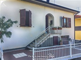 Image No.0-Villa de 2 chambres à vendre à Licciana Nardi