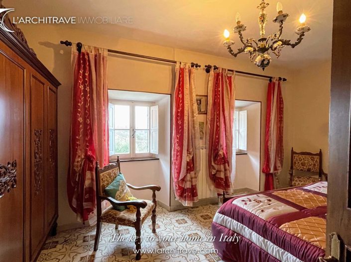 Image No.10-3 Bed House for sale