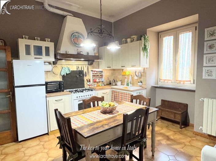 Image No.2-4 Bed House for sale