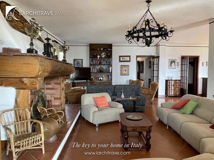 Image No.8-7 Bed Villa for sale