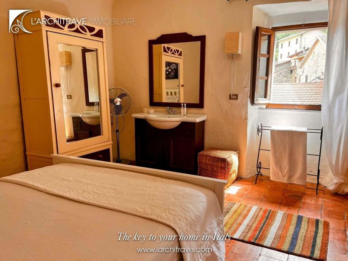 Image No.18-4 Bed House for sale